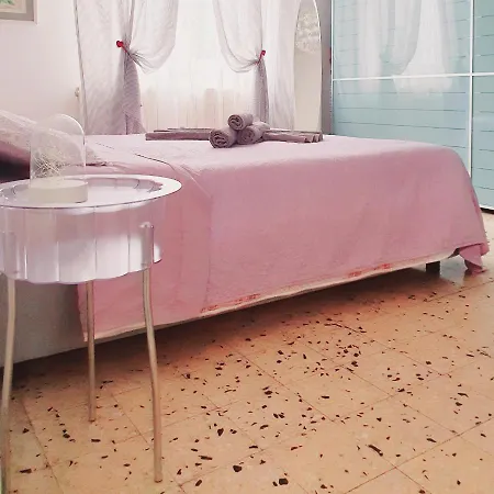 Accogliente Casa Indipendente Con Wi-fi Gratuito, A Due Passi Dal Centro E Dalle Attrazioni Διαμέρισμα