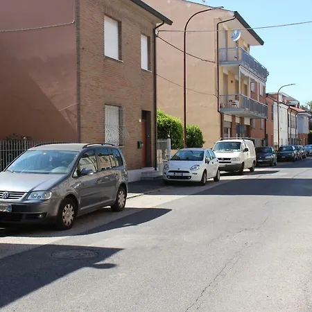 Accogliente Casa Indipendente Con Wi-fi Gratuito, A Due Passi Dal Centro E Dalle Attrazioni Ραβένα